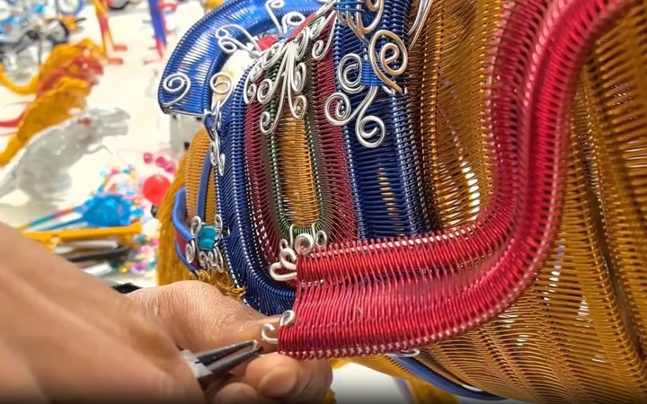 Dương đang hoàn thiện những công đoạn cuối cùng cho tác phẩm nghệ thuật đầy màu sắc của mình. (Ảnh: ChinaNews)