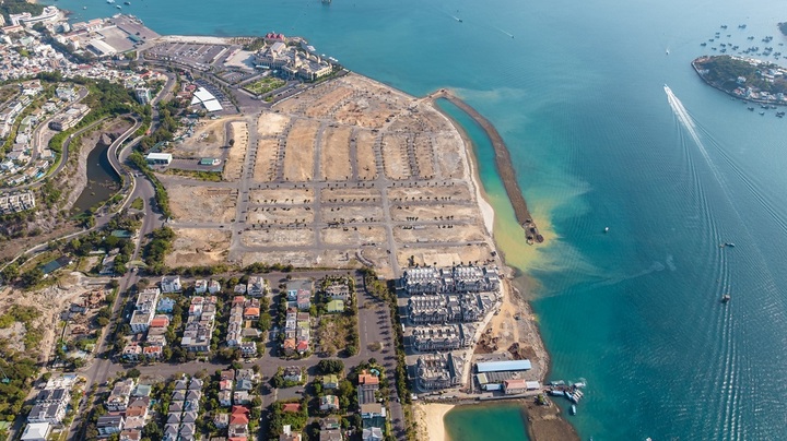 Nằm trên trục đường Trần Phú, Vinhomes Pearl Bay có lợi thế kế biển, song vẫn gắn liền với nhịp đô thị sôi động.