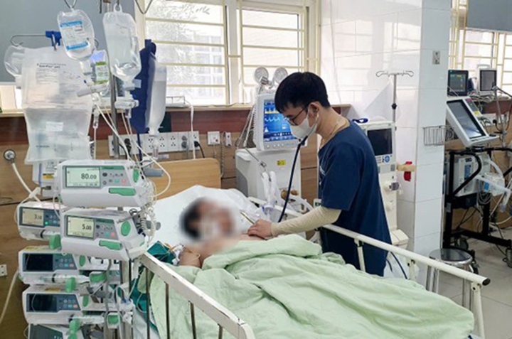 Bệnh nhân ngộ độc rượu điều trị tại bệnh viện Bạch Mai (Ảnh: BVCC).