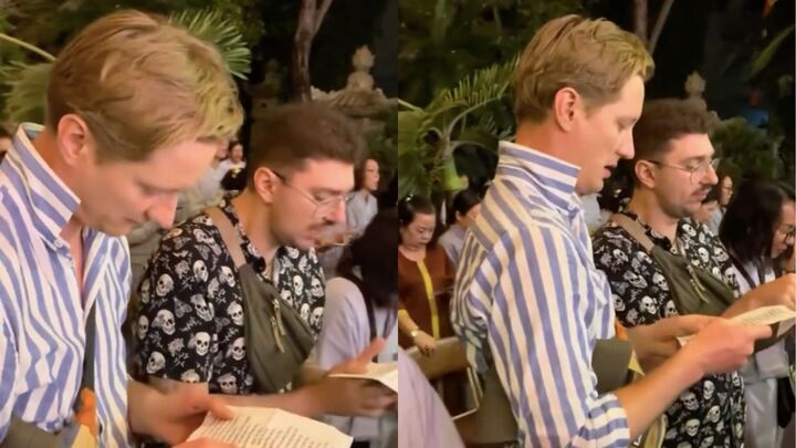 Sau khi tụng kinh xong, hai vị khách Tây còn cúi đầu hành lễ. (Ảnh chụp màn hình)