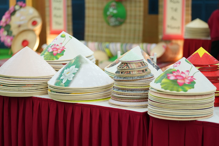 Khách tham quan thoả sức trải nghiệm các hoạt động truyền thống như làm tò he, vẽ nón…