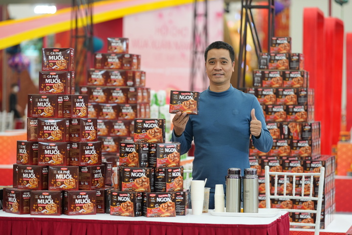 Không khí mua sắm "tất tay" tại khu Xuân Thịnh vượng. Các doanh nghiệp tung ra hàng loạt chương trình khuyến mãi, bình ổn giá, biến nơi đây thành đại siêu thị sầm uất nhất miền Bắc.