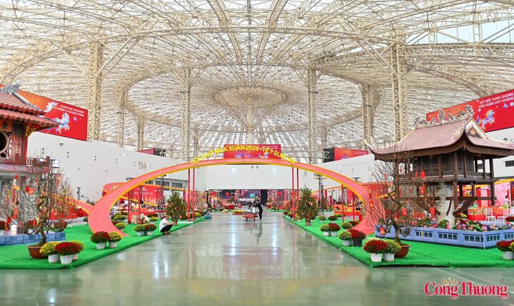 Du khách tự do khám phá và check in cùng muôn loài hoa đang khoe sắc ngay tại Sảnh Chính của sự kiện.