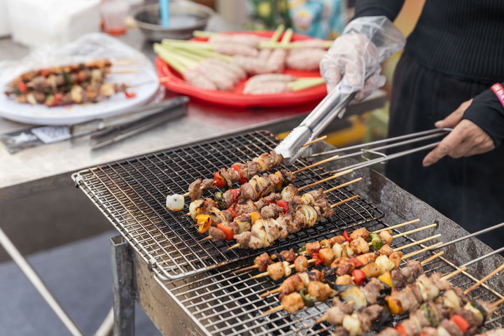 Giữa tiết trời se lạnh của mùa xuân, còn gì tuyệt vời hơn khi quây quần bên gia đình, xì xụp bát phở nóng hổi hay thưởng thức những xiên thịt nướng thơm lừng. Đây chính là cái kết viên mãn nhất cho hành trình du xuân tại VEC.