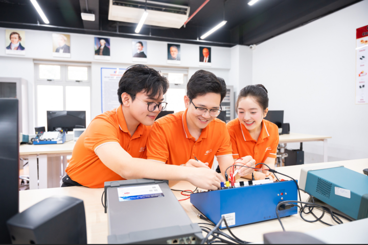 Học bổng Nguyễn Văn Đạo được thiết kế như một chương trình đầu tư toàn diện vào con người.