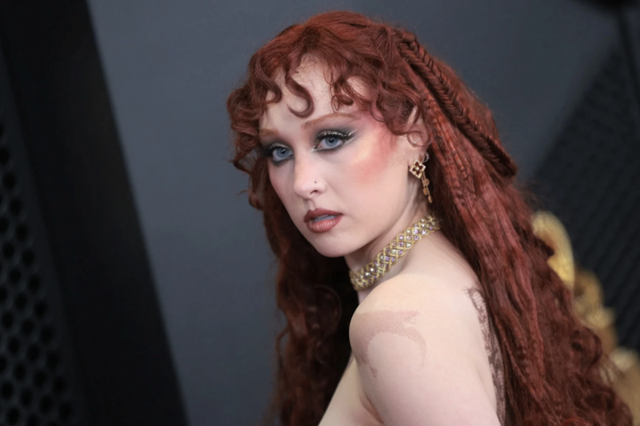 Chappell Roan gây chú ý khi diện thiết kế táo bạo trên thảm đỏ. Chiếc đầm dạ hội xuyên thấu gần như để lộ toàn bộ cơ thể của cô. Tại lễ trao giải Grammy năm nay, nữ ca sĩ được đề cử hạng mục Bản thu âm của năm và Màn trình diễn solo nhạc Pop xuất sắc nhất cho ca khúc The Subway. Bên cạnh các đề cử, Roan cũng sẽ đảm nhận vai trò người trao giải tại buổi lễ. (Ảnh: Shutterstock)