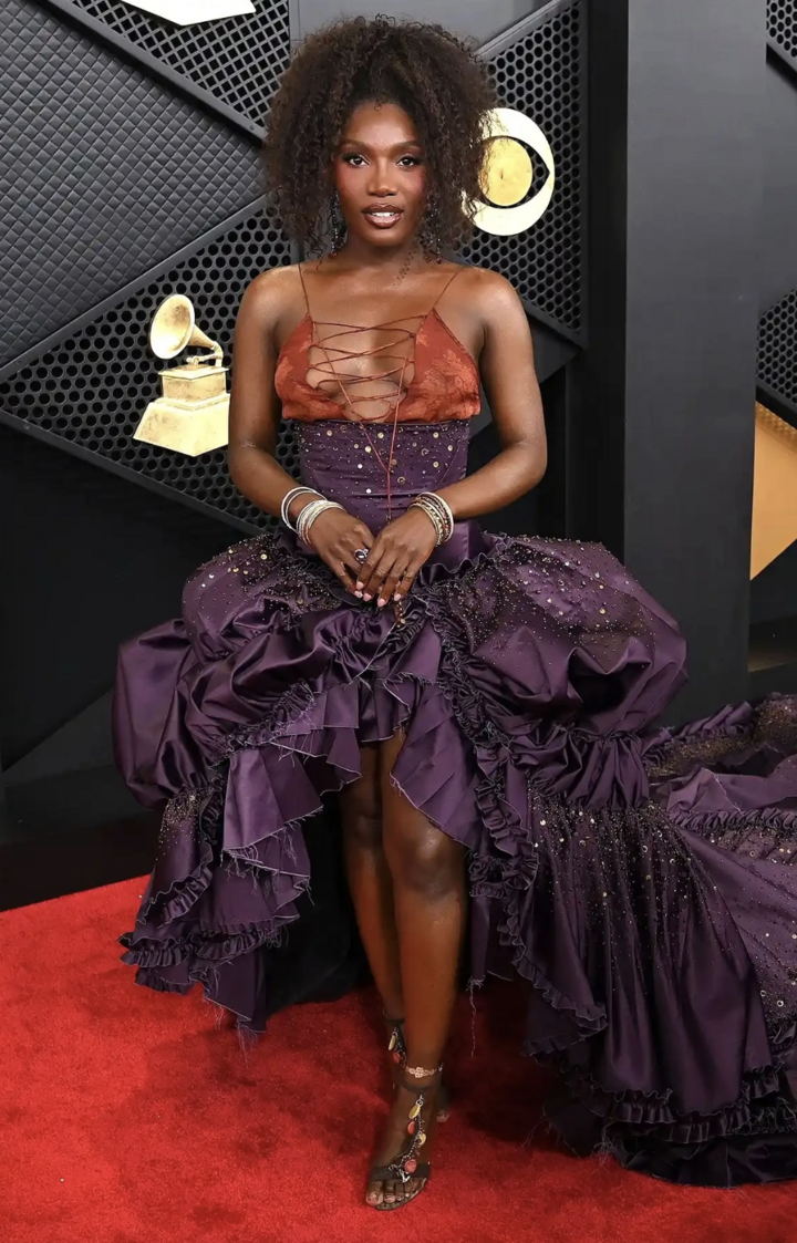 Doechii xuất hiện trong chiếc váy corset bằng lụa màu mận của Roberto Cavalli kết hợp với áo tank top bằng lụa mousseline chiffon màu cam cháy. Điểm nhấn nổi bật nhất của bộ trang phục là phần đuôi váy dài 3 m. (Ảnh: Shutterstock)