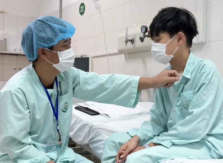 Hình ảnh thời điểm Quang Anh điều trị tại Bệnh viện Việt Đức.