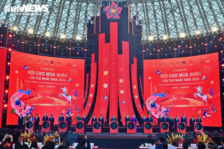 Thủ tướng Phạm Minh Chính và các đại biểu nhấn nút khai mạc Hội chợ.