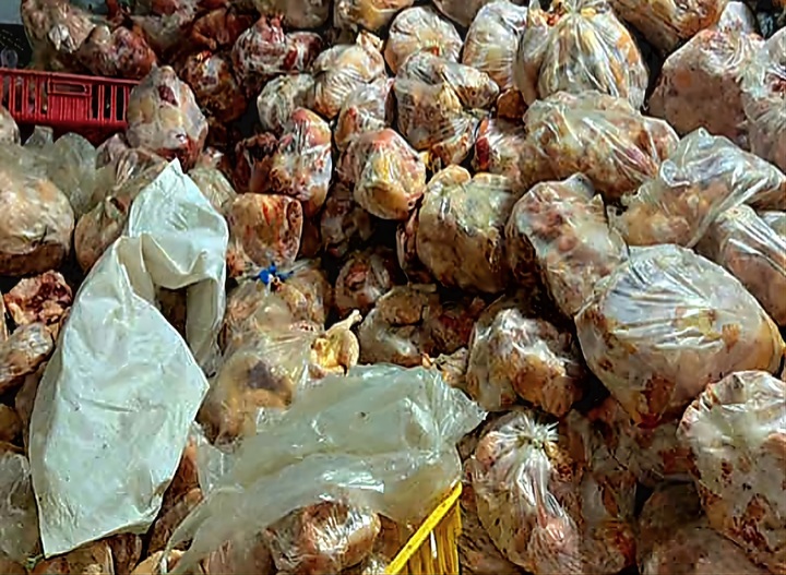 Gà đông lạnh được cất trong kho lạnh không có nguồn gốc.