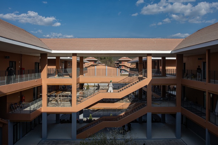 Trường nội trú liên cấp xã Si Pa Phìn có cơ sở vật chất đồng bộ, hiện đại bảo đảm cho sự phát triển toàn diện của các em học sinh. (Ảnh: Việt Linh)