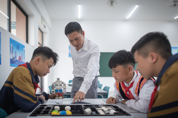 Các em học sinh háo hức khi lần đầu làm quen với môn học STEM. (Ảnh: Ánh Dương)