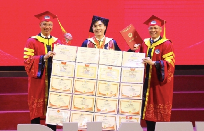 Nam sinh Phan Việt Hoàng (thủ khoa đầu ra Khoa Cơ khí của Trường ĐH Thủy lợi) tại giây phút nhận bằng tốt nghiệp đại học. (Ảnh: Thanh Hùng)