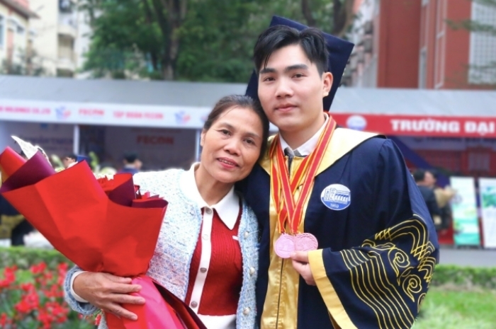Phan Việt Hoàng và mẹ trong ngày tốt nghiệp đại học. (Ảnh: Thanh Hùng)