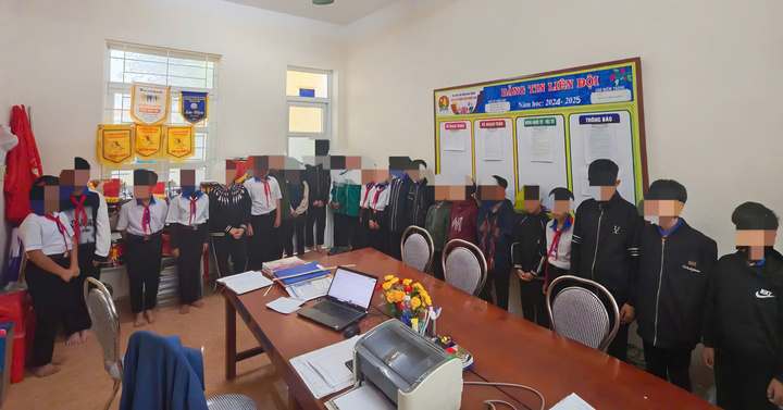 23 học sinh ra đường nhảy múa theo tiếng còi xe tải rồi quay clip đăng lên mạng xã hội bị công an mời lên làm việc, nhắc nhở. (Ảnh: Công an xã Phong Nha)