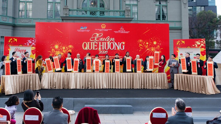 Người Việt ở Nhật Bản cùng các bạn bè quốc tế trải nghiệm văn hóa Việt.