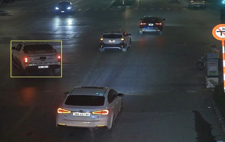 Ô tô rẽ trái tại nơi có biển cấm rẽ trái tại phường Bắc Giang, tỉnh Bắc Ninh. (Ảnh: Công an Bắc Ninh).