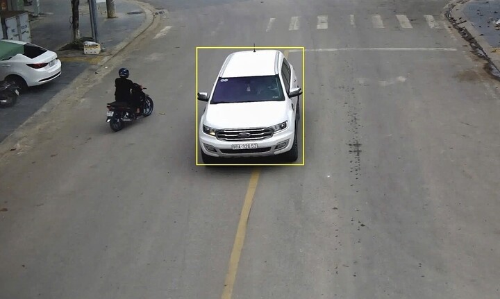 Ô tô không chấp hành hiệu lệnh, chỉ dẫn của vạch kẻ đường. (Ảnh: Công an Bắc Ninh).