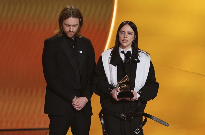 Billie Eilish thắng giải "Bài hát của năm" với ca khúc "Wildflower".