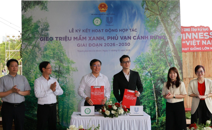 Khoảnh khắc ký kết hiện thực hóa cam kết vì một Việt Nam xanh và 1 triệu cây trong giai đoạn 2026 - 2030 giữa Cục Lâm nghiệp và Kiểm lâm, Bộ Nông nghiệp - Môi trường và Unilever Việt Nam cùng nhãn hàng OMO.