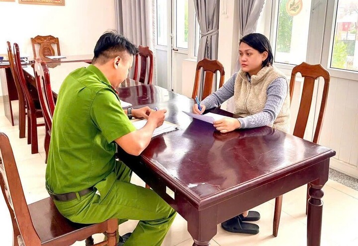 Chị Phan Thục Đoan gửi thư cảm ơn Công an phường Bàn Thạch. (Ảnh: CA)