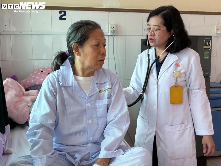 Người cao tuổi có nguy cơ mắc các bệnh về đường hô hấp, tim mạch khi thời tiết trở lạnh trong dịp Tết.