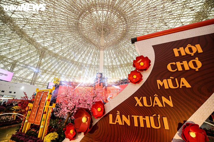 Hội chợ Mùa Xuân lần thứ nhất năm 2026 diễn ra tại Trung tâm Hội chợ Triển lãm Quốc gia (VEC) từ 2/2 đến 13/2 với chủ đề “Kết nối thịnh vượng - Đón xuân huy hoàng”.