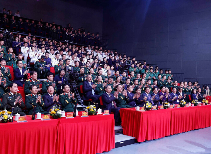 Cuộc thi báo chí “Vững bước dưới cờ Đảng” góp phần lan tỏa niềm tin, niềm tự hào về Đảng Cộng sản Việt Nam. (Ảnh: TTXVN)