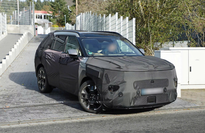 Tucson mới lộ diện trên đường phố, tuy được che chắn kỹ nhưng dễ dàng nhận thấy sự thay đổi qua thiết kế vuông vức. (Ảnh: Carcoops)