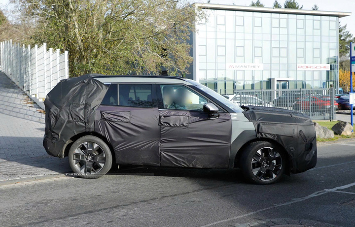 Nhìn ở góc ngang xe, có thể thấy hình dáng khá giống với Huyndai Santafe.