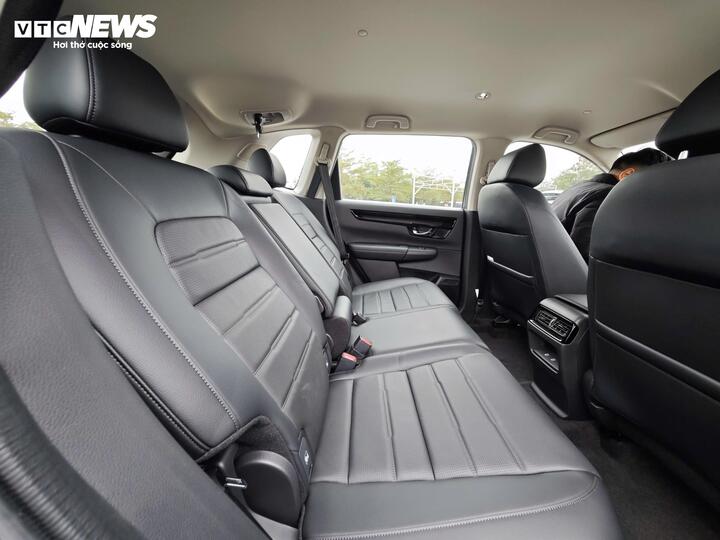 Khu vực hàng ghế sau được trang bị đầy đủ cửa gió điều hòa riêng biệt và cổng sạc USB.