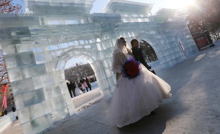 Bức ảnh cưới hiếm hoi của vị tỷ phú được công bố. (Ảnh: QZ)