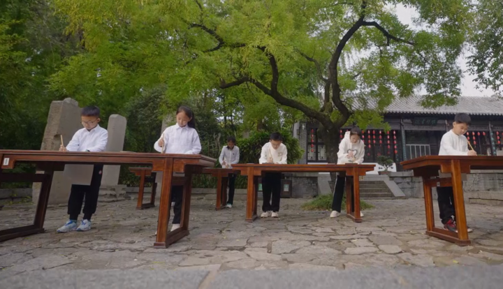 Trẻ em Lang Gia Vương thị được rèn luyện các đức tính cần cù, kỷ luật từ sớm.