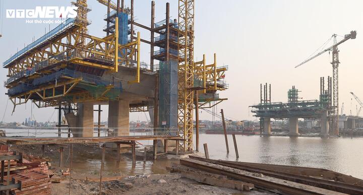 Phần cầu chính được thiết kế xây dựng liên nhịp dầm Extradose 3 nhịp bê tông cốt thép dự ứng lực với sơ đồ (75+120+75)=270m.