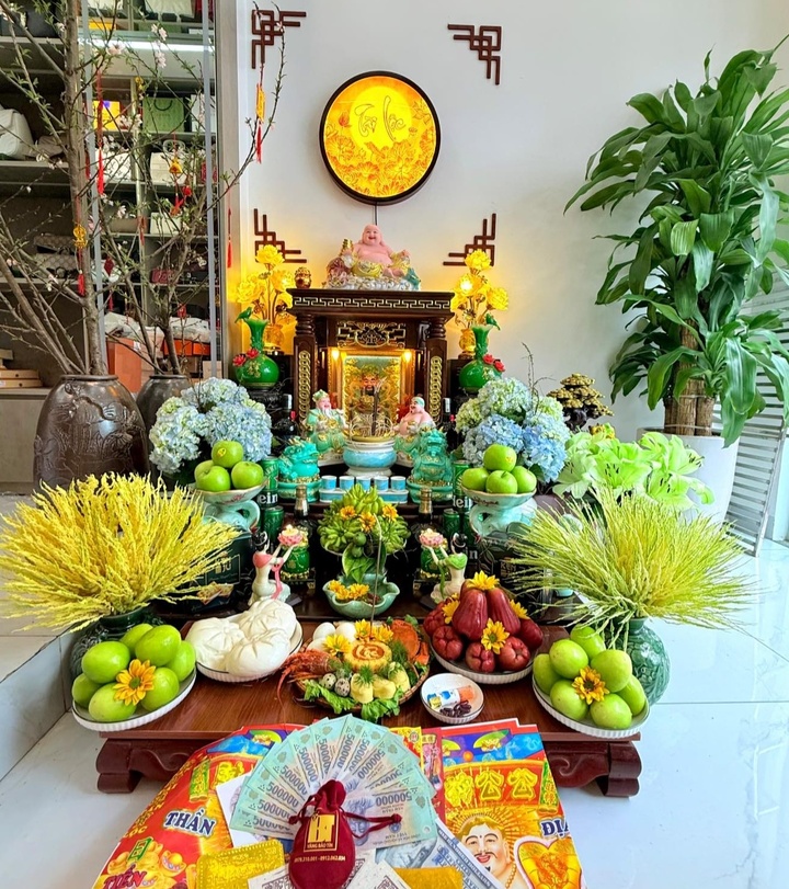 Bao sái bàn thờ Thần Tài cuối năm thể hiện sự chỉn chu, tôn trọng nếp sống truyền thống khi bước sang năm mới. (Ảnh minh họa: Phương Lan)