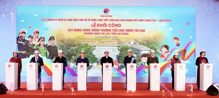 Các đại biểu bấm nút khởi công xây dựng công trình trường Tiểu học Nùng Trí Cao (phường Nùng Trí Cao, Cao Bằng).