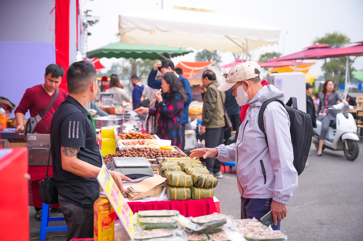 Hàng vạn du khách đổ về VEC trong ngày đầu khai mạc Hội chợ Mùa Xuân 2026 - 4