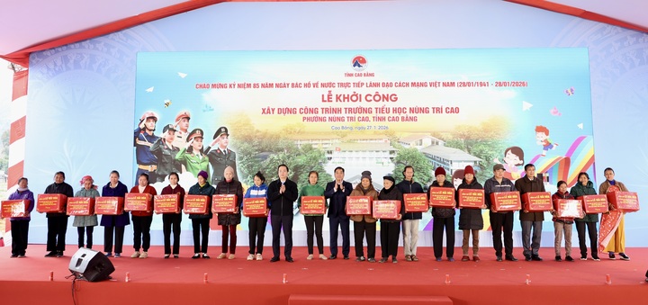 Chủ tịch UBND tỉnh Lê Hải Hòa trao 20 suất quà cho các hộ gia đình chính sách trên địa bàn.