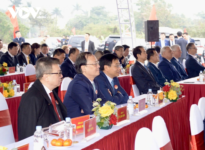 Các đại biểu dự lễ khởi công.