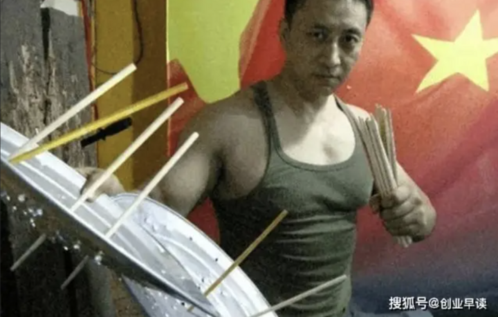 Lý Húc nổi tiếng với khả năng dùng đũa đâm xuyên thủng tấm thép bằng tay không. (Nguồn: Sohu)