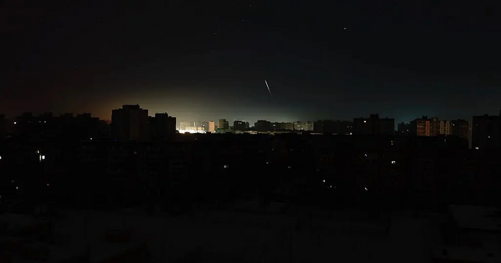 Cuộc tấn công của Nga nhằm vào thủ đô Kiev, Ukraine hồi tháng 1 khiến cả thủ đô chìm trong bóng tối. (Ảnh: Getty)