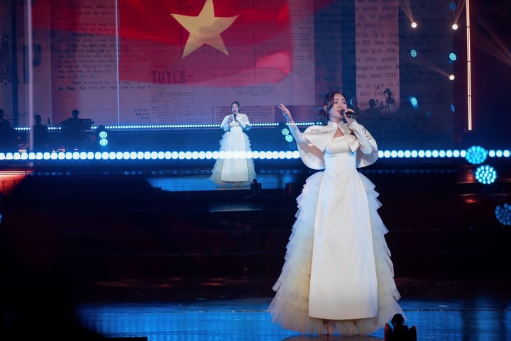 Ca sĩ Duyên Quỳnh xin lỗi sau khi lộ hát nhép trong lễ trao giải Làn Sóng Xanh.