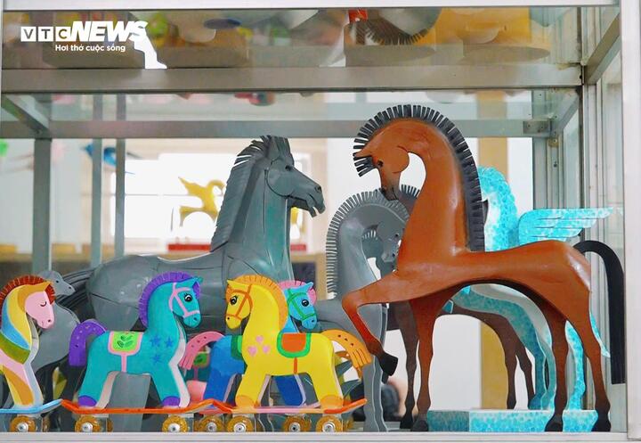 Mỗi mẫu ngựa mang một phong cách riêng, gợi nhớ ký ức tuổi thơ.