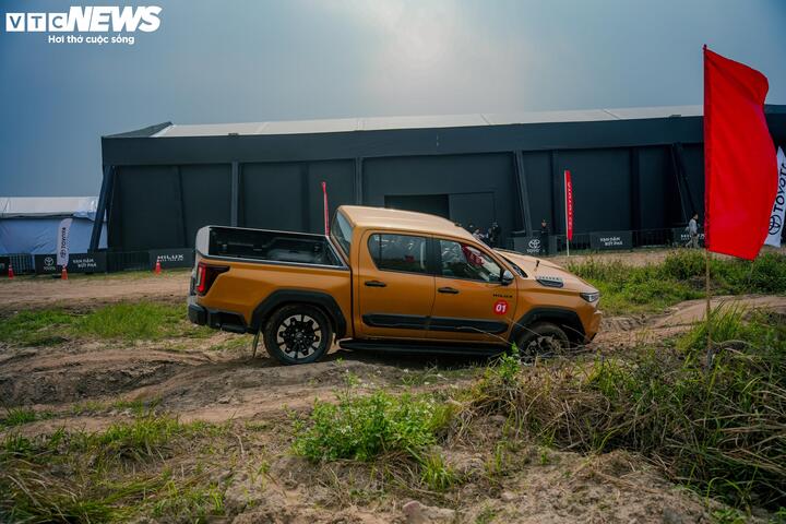 Toyota Hilux thử thách vượt điều kiện địa hình phức tạp. (Ảnh: Hùng Cường)
