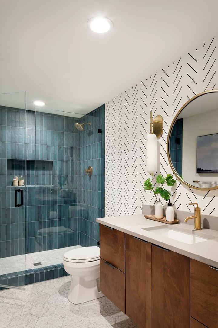 Phòng tắm nhỏ nên ưu tiên nội thất tối giản. (Ảnh: Houzz)