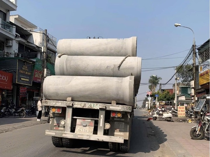 Với hành vi vi chở các ống cống chằng buộc không bảo đảm an toàn khi lưu thông, tài xế bị xử phạt tiền 10 triệu đồng và trừ 4 điểm giấy phép lái xe.