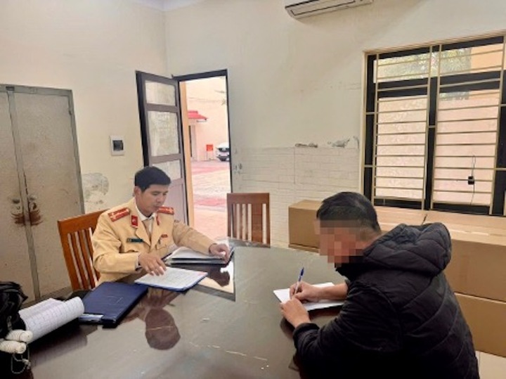 Tài xế C. tại cơ quan công an.