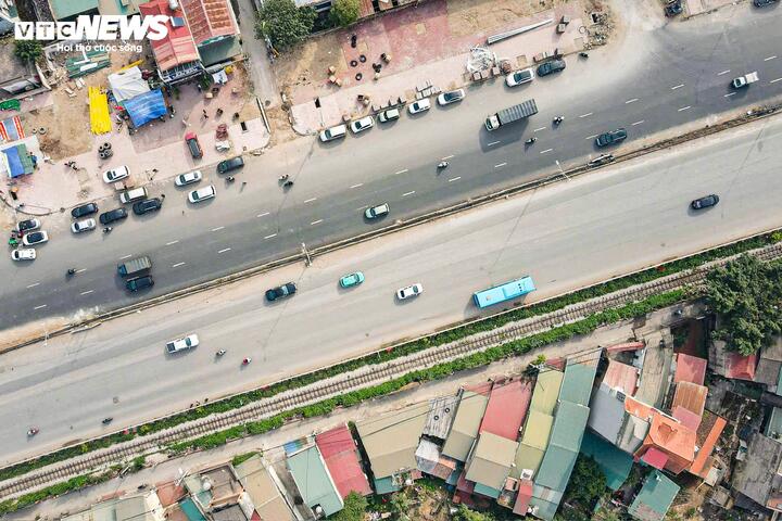 Theo ông Lương Hữu Đức, Chỉ huy trưởng công trường gói thầu số 9 Dự án nâng cấp, mở rộng Quốc lộ 1A, hiện đơn vị đang đẩy nhanh thi công vỉa hè, bó vỉa và các điểm đấu nối với đường ngang, ngõ tắt. Dự kiến toàn bộ dự án sẽ hoàn thành trong quý I/2026. Tuy nhiên, hơn 200 m vỉa hè khu vực giáp Bệnh viện Nông nghiệp vẫn chưa được bàn giao mặt bằng, gây ảnh hưởng đến tiến độ thi công.