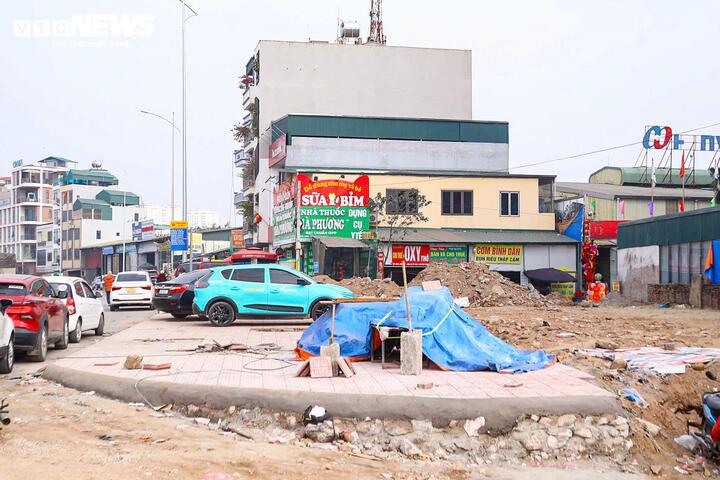 Hơn 200 m vỉa hè khu vực giáp Bệnh viện Nông nghiệp vẫn chưa được bàn giao mặt bằng, làm ảnh hưởng đến tiến độ thi công.