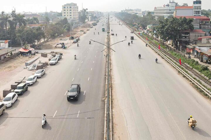 Theo ghi nhận của PV Báo Điện tử VTC News, dự án mở rộng Quốc lộ 1A hiện cơ bản hoàn tất thảm nhựa mặt đường; các hạng mục vỉa hè, thoát nước và chiếu sáng đang được đẩy nhanh thi công.